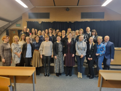 Pamiątkowe zdjęcie absolwentów studiów Edukacji Nowej Generacji wraz ze wszystkimi gośćmi zaproszonymi na uroczystość